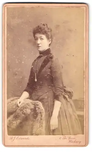 Fotografie B. J. Edwards, Hackney, 6, The Grove, Portrait junge Dame im modischen Kleid