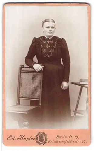 Fotografie Eduard Kupfer, Berlin-O, Friedrichsfelderstrasse 27, Portrait bürgerliche Dame im bestickten Kleid