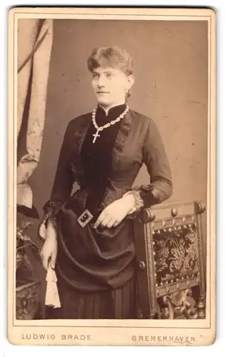 Fotografie Ludwig Brade, Bremerhaven, Fährstrasse 5, Portrait modisch gekleideter Dame mit Kreuzkette und Fächer