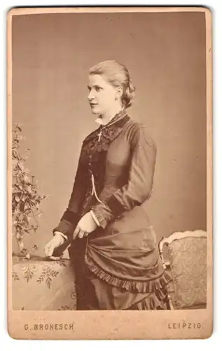 Fotografie Georg Brokesch, Leipzig, Zeitzerstrasse 19 c, Portrait hübsch gekleidete Dame mit Kreuzkette