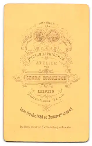 Fotografie Georg Brokesch, Leipzig, Zeitzerstrasse 19 c, Portrait hübsch gekleidete Dame mit Kreuzkette