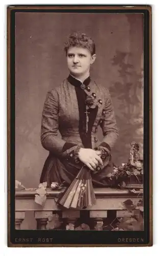 Fotografie Ernst Rost, Dresden, Wettinerstrasse 15, Portrait modisch gekleidete Dame mit Fächer