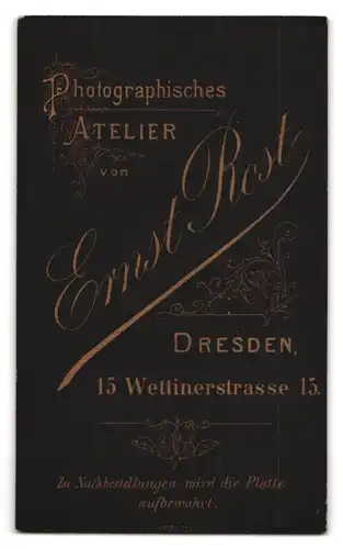 Fotografie Ernst Rost, Dresden, Wettinerstrasse 15, Portrait modisch gekleidete Dame mit Fächer