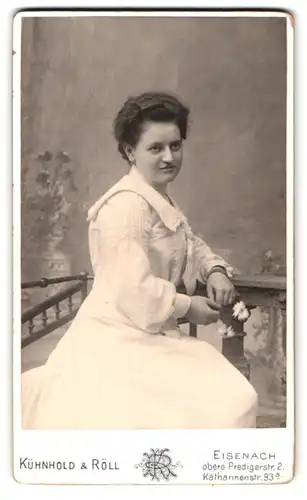 Fotografie Kühnhold & Röll, Eisenach, Obere Predigerstrasse 2, Portrait junge Dame im weissen Kleid mit Blume