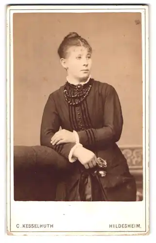 Fotografie C. Kesselhuth, Hildesheim, Portrait bürgerliche Dame mit Kragenbrosche und Halskette