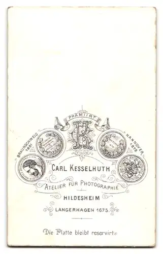 Fotografie C. Kesselhuth, Hildesheim, Portrait bürgerliche Dame mit Kragenbrosche und Halskette