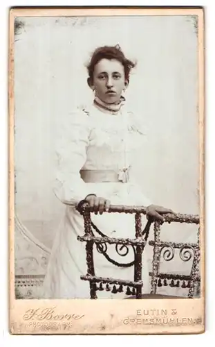 Fotografie J. Borre, Eutin, Portrait junge Dame im weissen Kleid