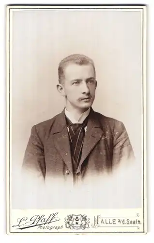 Fotografie L. Pfaff, Halle a. d. Saale, Geiststrasse 47, Portrait junger Mann im Anzug mit Krawatte