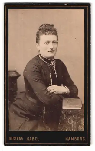 Fotografie Gustav Habel, Hamburg, Poolstrasse 18, Portrait junge Dame im Kleid mit Kreuzkette