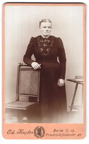 Fotografie Eduard Kupfer, Berlin-O, Friedrichsfelderstrasse 27, Portrait bürgerliche Dame im bestickten Kleid