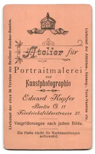 Fotografie Eduard Kupfer, Berlin-O, Friedrichsfelderstrasse 27, Portrait bürgerliche Dame im bestickten Kleid