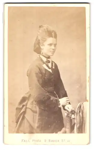 Fotografie T. Fall, London-W, 9, Baker Street, Portrait junge Dame im Kleid mit zeitgenössischer Frisur