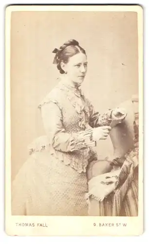 Fotografie T. Fall, London-W, 9, Baker Street, Portrait junge Dame in hübscher Kleidung