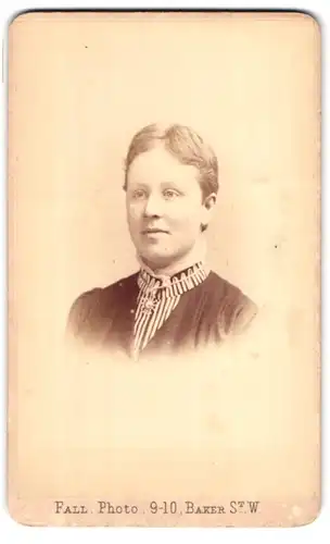 Fotografie T. Fall, London-W, 9-10, Baker Street, Portrait junge Dame in modischer Kleidung