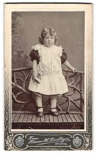 Fotografie Horace H. Dudley, Stoke, 16. Liverpool Road, Portrait kleines Mädchen im hübschen Kleid