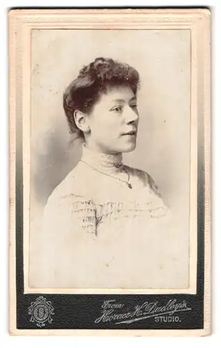 Fotografie Horace H. Dudley, Stoke, 16. Liverpool Road, Portrait hübsch gekleidete Dame mit Halskette