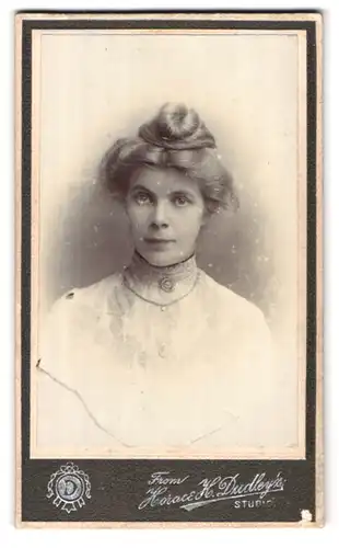 Fotografie Horace H. Dudley, Stoke, 16. Liverpool Road, Portrait junge Dame mit Hochsteckfrisur
