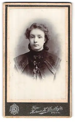 Fotografie Horace H. Dudley, Stoke, 16. Liverpool Road, Portrait hübsch gekleidete Dame mit Kreuzkette