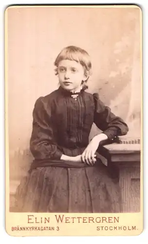 Fotografie Elin Wettergren, Stockholm, Brännkyrkagatan 3, Portrait junges Mädchen in hübscher Kleidung