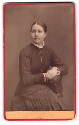 Fotografie L. C. Jensen, Walla, Portrait junge Dame in hübscher Kleidung