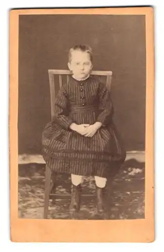 Fotografie unbekannter Fotograf und Ort, Portrait kleines Mädchen im gestreiften Kleid