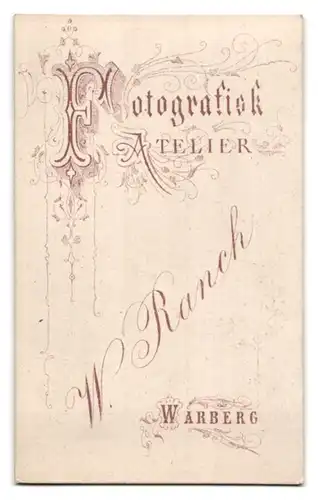 Fotografie W. Ranch, Warberg, Portrait modisch gekleideter Herr mit Walross