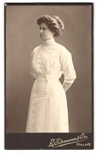 Fotografie K. Sörensen & Co., Malmö, Östra Förstadsgatan 57, Portrait junge Dame im weissen Kleid