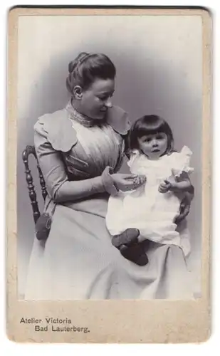 Fotografie Atelier Victoria, Bad Lauterberg, Portrait bürgerliche Dame mit kleinem Mädchen auf dem Schoss