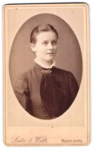 Fotografie Lutze & Witte, Magdeburg, Breite Weg Ecke der Schul-Str., Portrait junge Dame mit Kragenbrosche