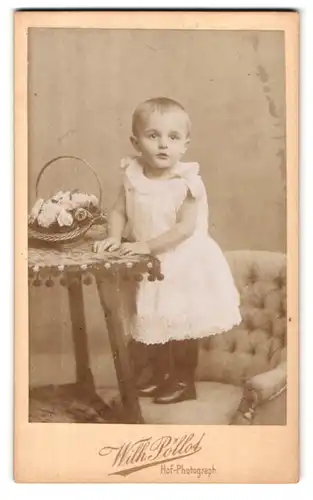 Fotografie Wilh. Pöllot, Darmstadt, Hügelstrasse 59, Portrait kleines Mädchen im weissen Kleid