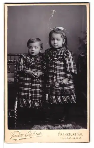 Fotografie Friedrich Carbow, Frankfurt a /M., Bleichstrsase 2, Portrait zwei kleine Mädchen in karierten Kleidern