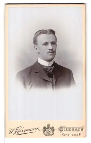 Fotografie W. Herrmann, Eisenach, Karlstrasse 6, Portrait eleganter Herr mit Oberlippenbart