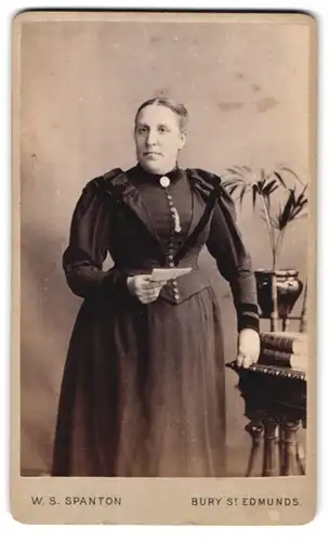 Fotografie W.S. Spanton, Bury St. Edmunds, 16 Abbey Gate Street, hasenzähnige Frau mit Brief