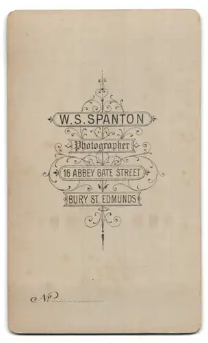 Fotografie W.S. Spanton, Bury St. Edmunds, 16 Abbey Gate Street, hasenzähnige Frau mit Brief