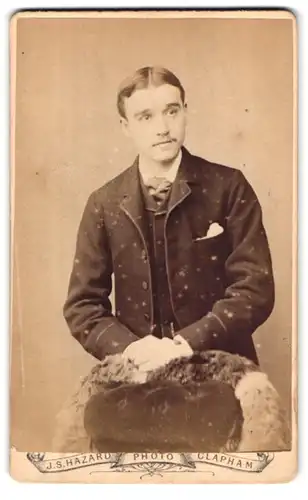 Fotografie J. S. Hazard, London, Clapham Common, junger Mann mit dünnem Schnauzbart und Mittelscheitel