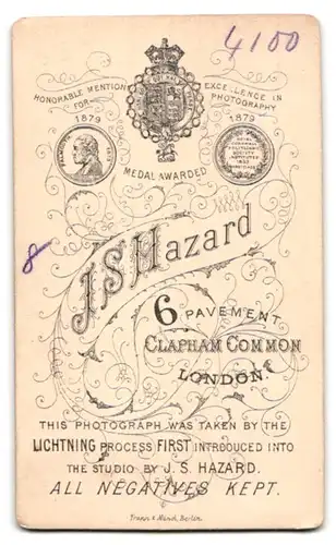 Fotografie J. S. Hazard, London, Clapham Common, bürgerliche Dame in samtenem Kleid