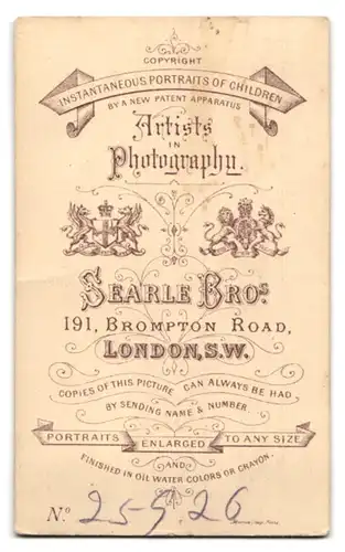 Fotografie Searle Bros., London, 191 Brompton Road, junger Herr mit Mittelscheitel und Backenbart