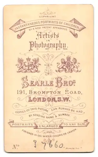 Fotografie Searle Bros., London, 191 Brompton Road, Frau im Portrait mit Blumengesteck am Kragen