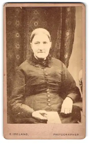 Fotografie E. Ireland, Manchester, 17 Picadilly, ältere Dame sitzt am Sekretär