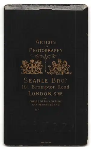 Fotografie Searle Bros., London, 191 Brompton Road, freundlich lächelnder junger Herr