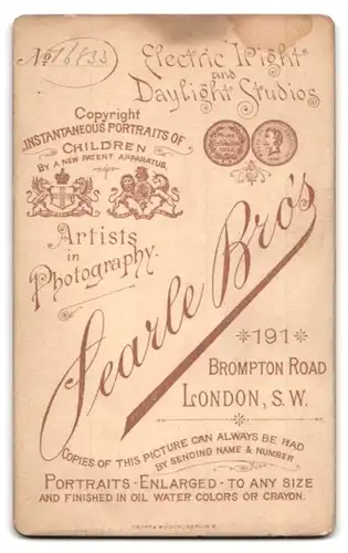 Fotografie Searle Bros., London, 191 Brompton Road, freundlich lächelndes Mädchen