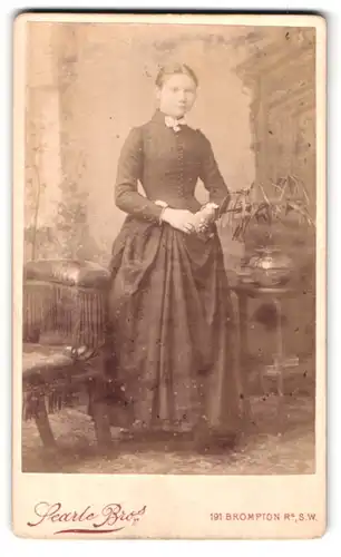 Fotografie Searle Bros., London, 191 Brompton Road, bildhübsches Fräulein im Portrait