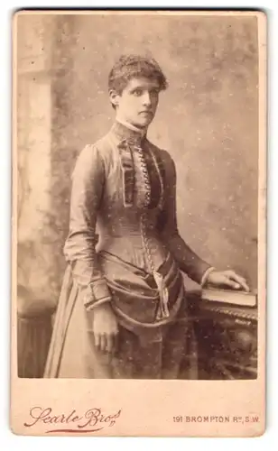 Fotografie Searle Bros., London, 191 Brompton Road, junge Frau in tailliertem Kleid
