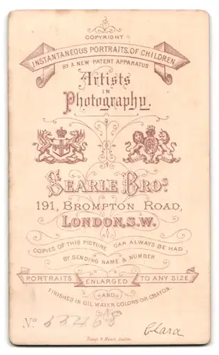 Fotografie Searle Bros., London, 191 Brompton Road, junge Frau in tailliertem Kleid