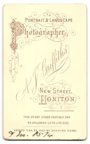 Fotografie Alfred J. Griffiths, Honiton, New Street, Mädchen im Kleidchen