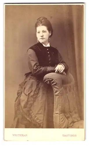 Fotografie Whiteman, Hastings, 52 High Street, Dame mit Hochsteckfrisur im Portrait