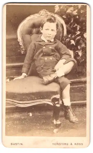 Fotografie Bustin, Herford, lässiger Junge im feinen Zwirn