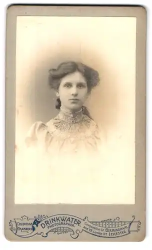 Fotografie Drinkwater, Leicester, hübsches Fräulein im Portrait