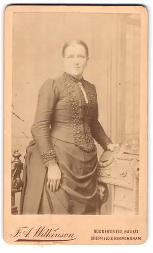 Fotografie F. A. Wilkinson, Huddersfield, 12 Grossley Street, bürgerliche Frau in tailliertem Kleid