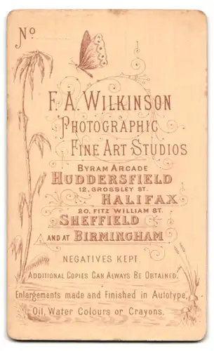 Fotografie F. A. Wilkinson, Huddersfield, 12 Grossley Street, Dame im taillierten Kleid mit Hut